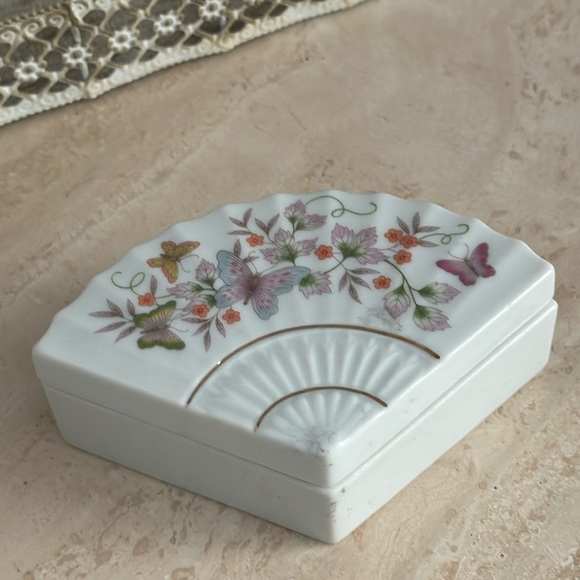 Avon 1980 Vintage Porcelain Jewelry Box with lid no chips or cracks - Picture 2 of 8